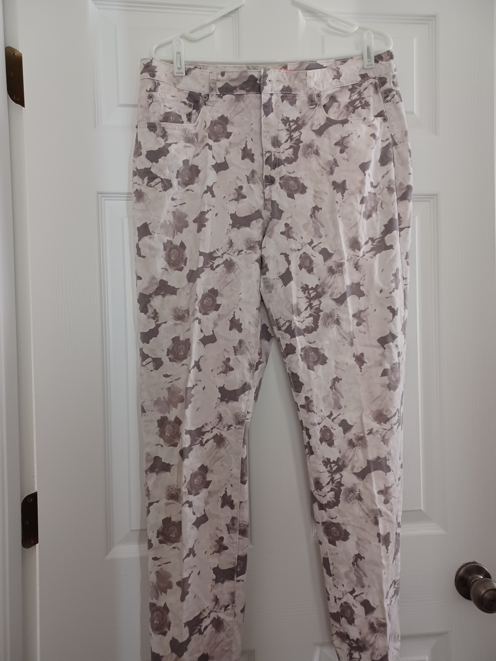 Toyko Darling Womens Size 14 Floral Skinny Pants in Taupe 5 Pockets.